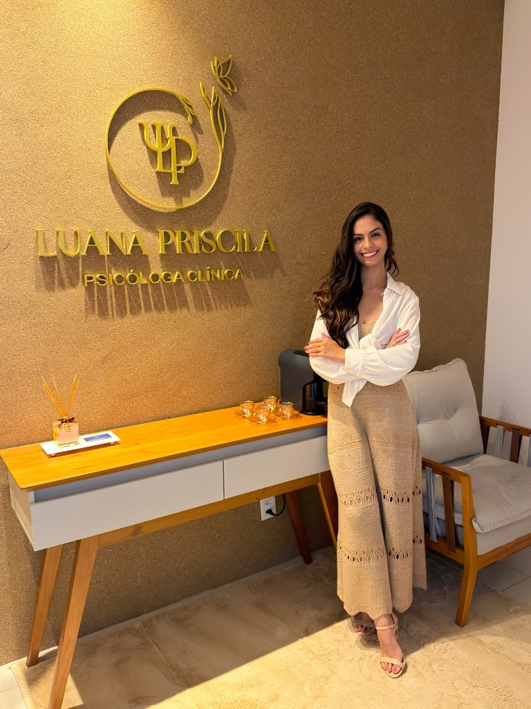 Luana Priscila, psicóloga clínica, em seu consultório em Lagoa da Prata (MG)